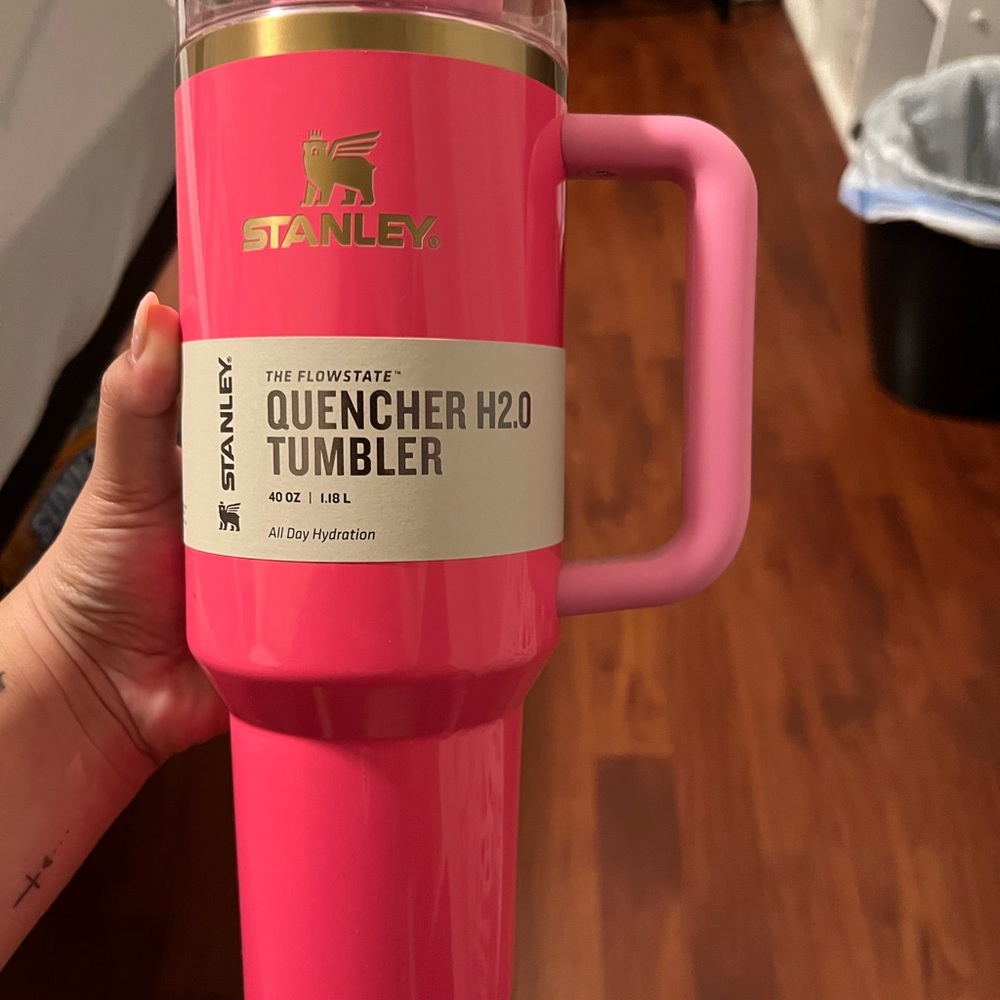 Stanley Quencher H2.0 Tumbler in Bold Pink